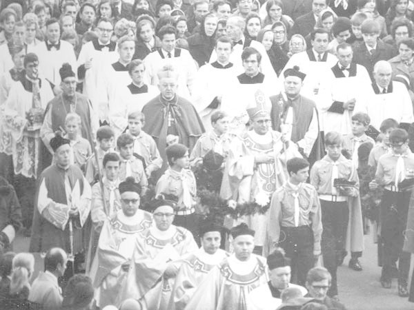 Zdjęcie zrobione przez esbeków podczas procesji z kościoła świętego Józefa do katedry. W środku, wśród harcerzy z pastorałem w ręku, idzie biskup Ignacy Jeż.