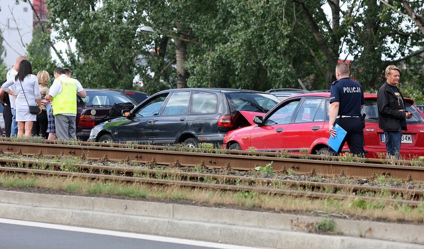 Na ulicy Gdańskiej zderzyło się sześć osobowych samochodów.