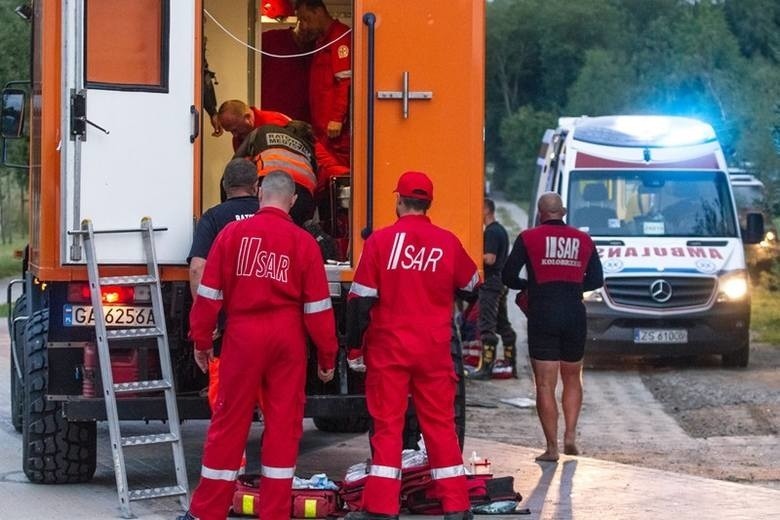 Tragiczny wypadek w Kołobrzegu. Spadochroniarze wpadli do Bałtyku. Prokuratura wszczęła śledztwo pod kątem nieumyślnego spowodowania śmierci