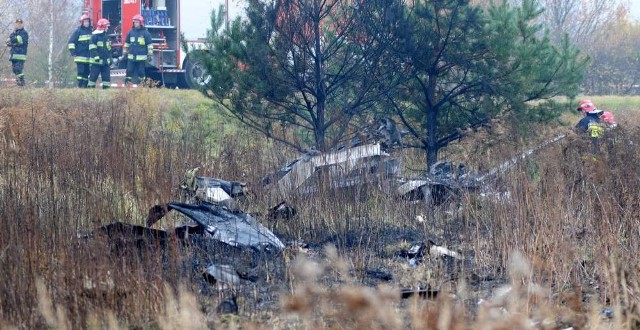 Awionetka, która spadła tuż obok drogi Zielona Góra - Gubinek, doszczętnie spłonęła