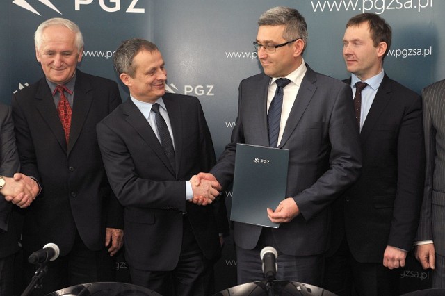 Podpisanie umowy, z lewej prezes HSW Antoni Rusinek.