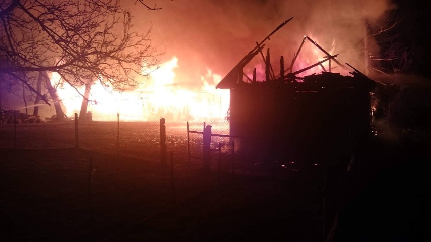 Kozarze. Pożar stodoły gasiło dziesięć zastępów straży...