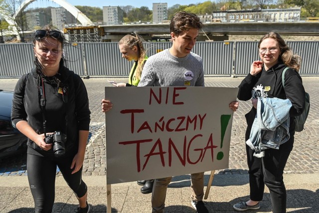 Demonstracja poparcia dla strajku nauczycieli w 2019 roku przed Pomorskim Urzędem Wojewódzkim