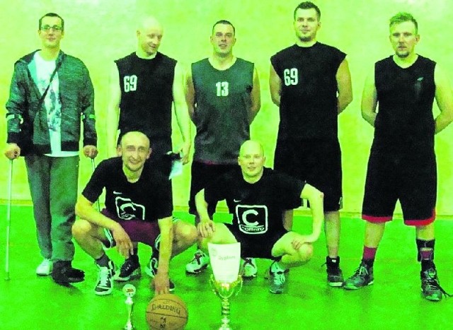 Oni byli najlepsi. Drużyna o numerycznej nazwie 69 zwyciężyła w kazimierskim Turnieju Koszykówki o Puchar Lucjana Szmigla.
