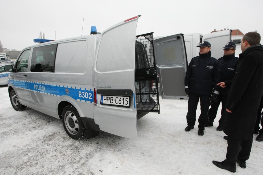 Flota dolnośląskiej policji powiększyła się o 37 samochodów.