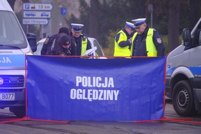 Po godzinie 5.30 na placu Rapackiego w Toruniu doszło do śmiertelnego potrącenia. Kierowca peugeota 306 potrącił na przejściu dla pieszych mężczyznę. W tym czasie sygnalizacja świetlna była w trybie pulsacyjnym. W wyniku wypadku przechodzący przez jezdnię człowiek poniósł śmierć na miejscu. W tej chwili trwają czynności policyjne. Kierowca był trzeźwy.Czytaj też: Pijany kierowca staranował przystanek na Gagarina;nfRuch pojazdów, który był wstrzymany spowodował duże korki na lewobrzeżu. Obecnie sytuacja powoli wraca do normy. NowosciTorun