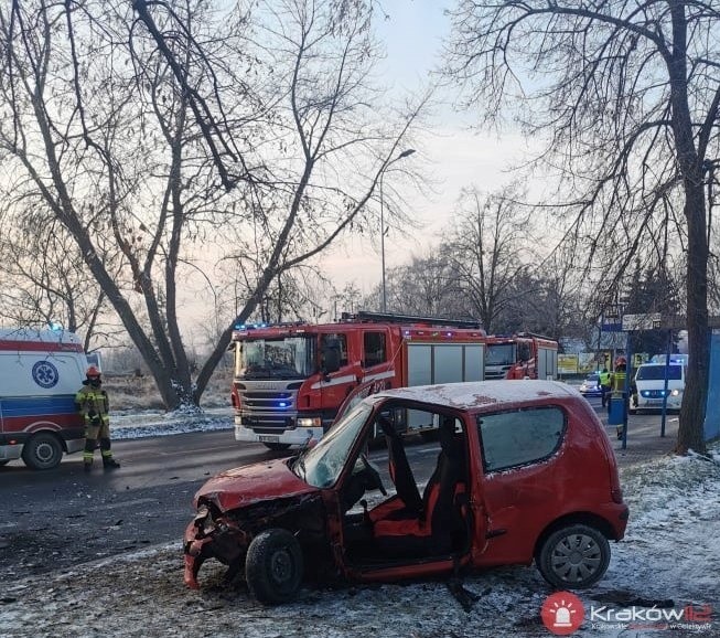 Groźny wypadek na ul. Kocmyrzowskiej. Poszkodowany kierowca i dwa zdewastowane auta