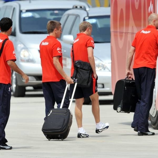 Polscy piłkarze na lotnisku w Grazu, skąd udali się do Bad Waltersdorf, gdzie będzie ich baza podczas Euro.