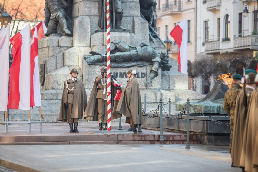 Kraków. Na placu Matejki uczczono bohaterów z Armii Krajowej, w 82. rocznicę jej utworzenia 