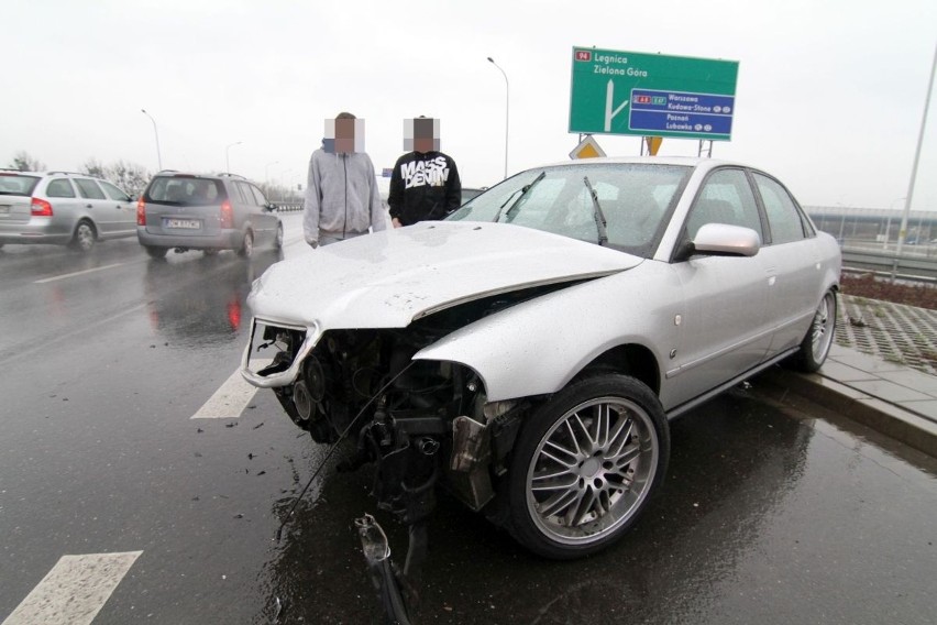 Wrocław: Wypadek na Lotniczej w pobliżu stadionu. Auto uderzyło w bariery (ZDJĘCIA)