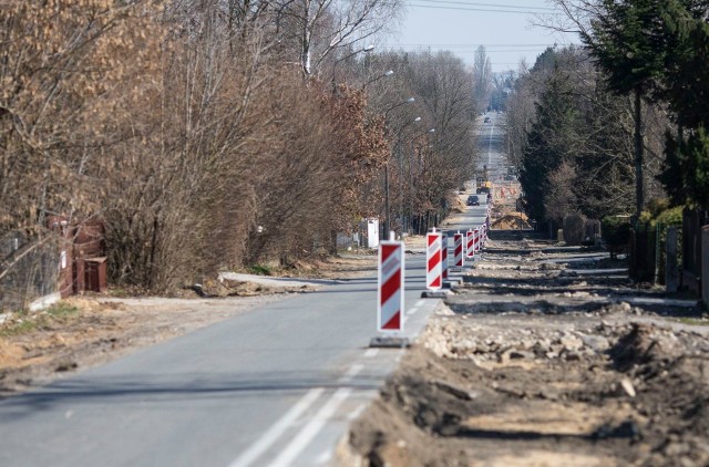 Dla ruchu pojazdów zamknięty jest odcinek ulicy Szydłowieckiej od Kieleckiej do Nadrzecznej. Trwa budowa kanału deszczowego.
