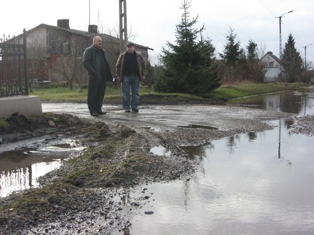 Grzegorz Kulczycki i Ryszard Bednarski ze Stodólna pokazują zalany wjazd na posesję
