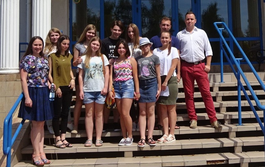 Młodzi Ukraińcy spędzają wakacje na ostrowieckiej ziemi. Poznają region i kulturę 
