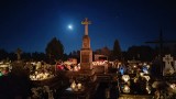 Uroczystość Wszystkich Świętych 2023. Niezwykłe nocne zdjęcia cmentarza w Kazanowie. Zobacz, jak prezentuje się nekropolia