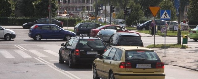 Teraz ulica Nowy Świat kończy się na skrzyżowaniu z aleją IX Wieków Kielc. To połowiczne rozwiązanie nie ułatwia poruszania się w tej części miasta.