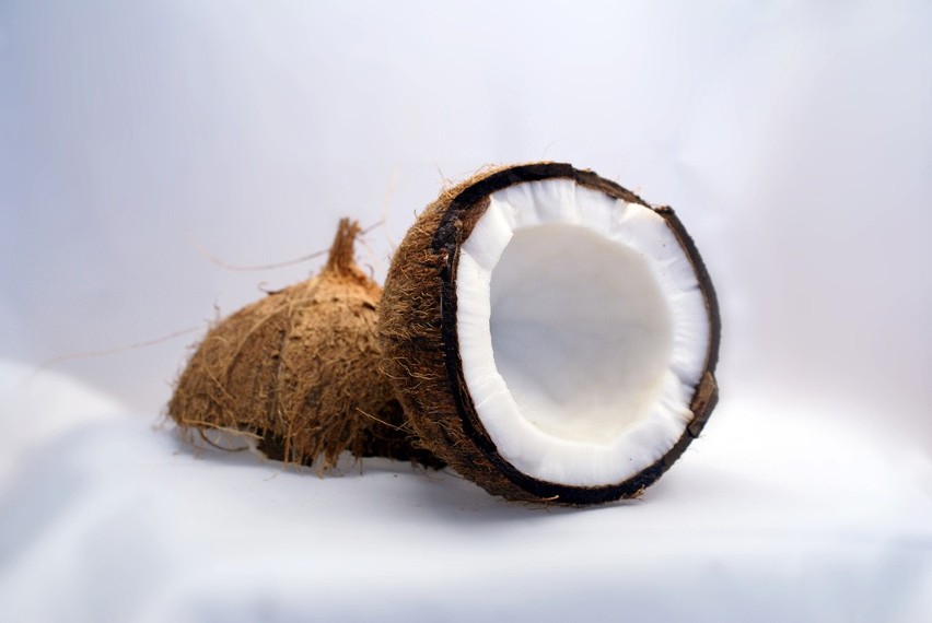 Olej kokosowy zawiera naturalne antyoksydanty, które...