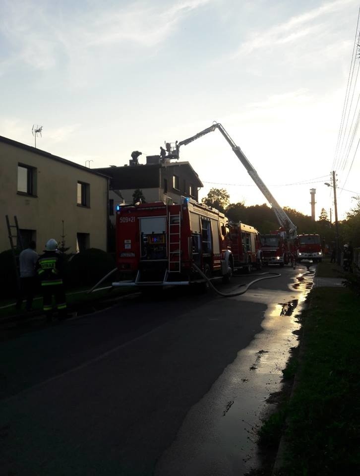 Pożar budynku mieszkalnego w Koszęcinie. Prawdopodobnie doszło do zwarcia instalacji elektrycznej ZDJĘCIA