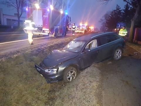 Sobolewo. Wypadek na DK 65. Zderzenie audi z volkswagenem. Jedna osoba ranna