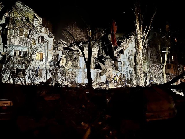 W nocy doszło do rosyjskiego ataku na miasto Zaporoże. Zniszczony został 5-piętrowy budynek. Zginęły co najmniej cztery osoby