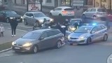 Kłobuck: Wypadek na rondzie w centrum miasta. Ranny motocyklista trafił do szpitala 