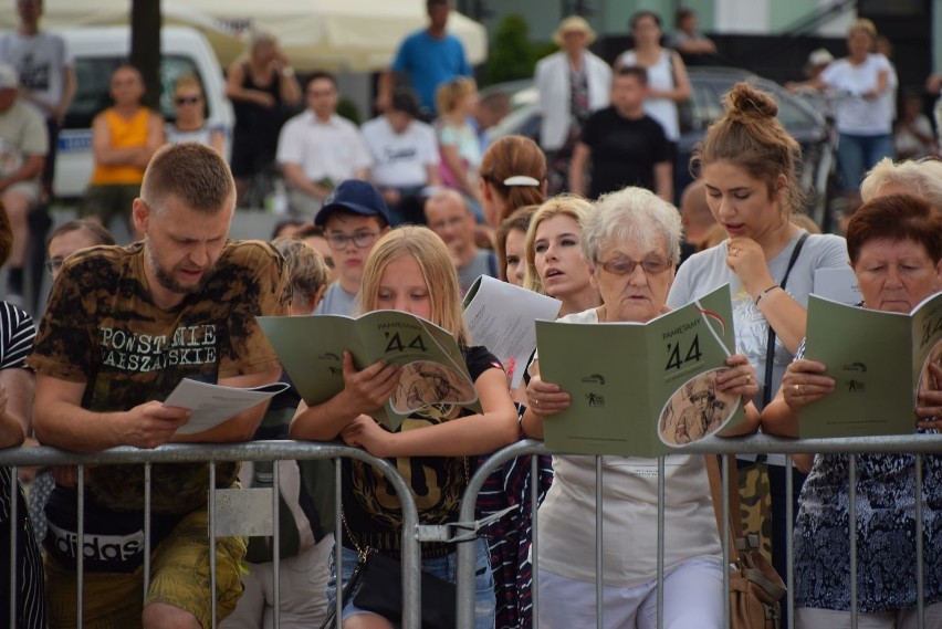 Rynek Kościuszki. Koncert  „Pamiętamy 44. Mój śpiewnik...