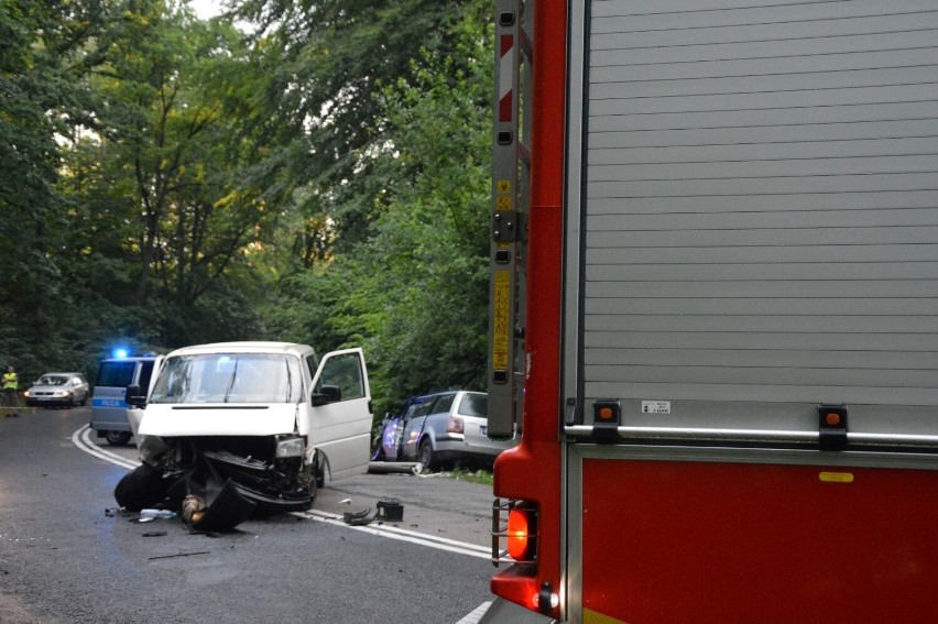 Czołowe zderzenie dwóch samochodów w Osowie Lęborskim w...
