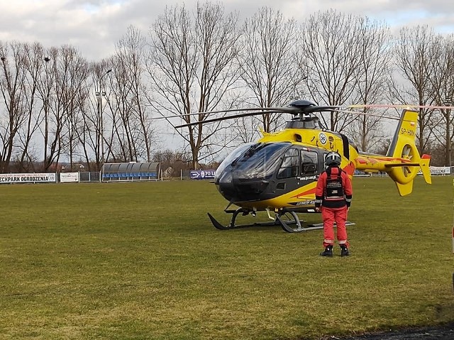 Helikopter Lotniczego Pogotowia Ratunkowego przyleciał do Wierzbicy po chorą kobietę.