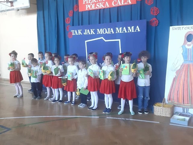 Przedszkolaki z Małogoszcza świętowały Dzień Mamy i Taty. Były życzenia, piękne występy i inne atrakcje.