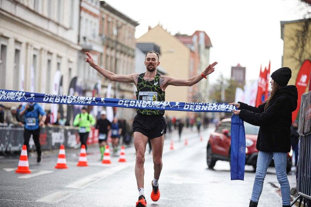 Błażej Brzeziński mija metę maratonu w Dębnie gdzie wywalczył mistrzostwo Polski