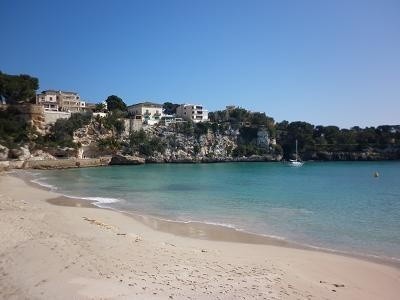 Gości do Porto Cristo wabi także piaszczysta plaża