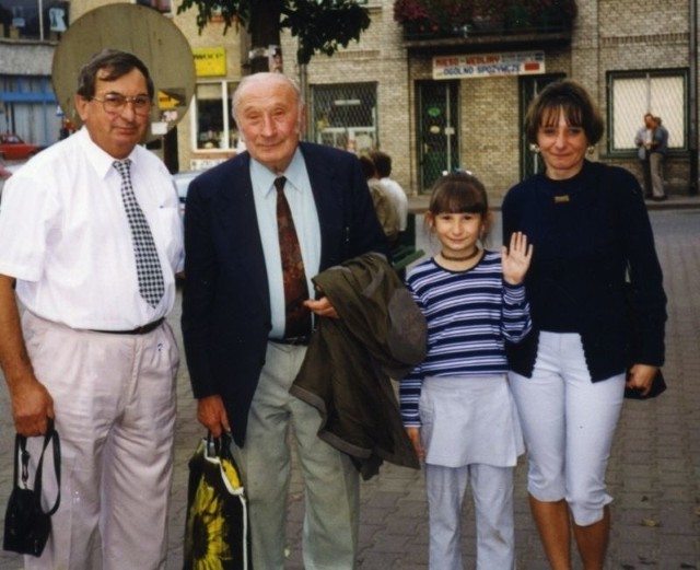 Zbigniew Miernik, z  generałem Antonim Hedą "Szarym&#8221;, wnuczką i synową w 1999 roku.