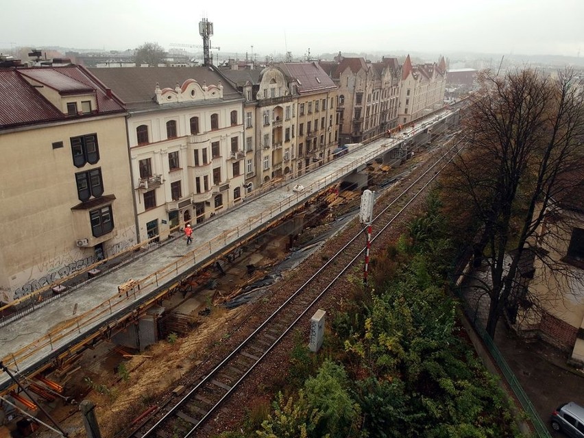 Przebudowa wiaduktów, budowa mostów i układanie dodatkowych...