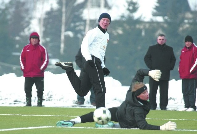 Piotr Klepczarek (w białej koszulce) ma za sobą debiut w barwach Jagiellonii w zremisowanym 2:2 sparingowym meczu z Wartą Poznań