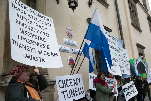 Protest przed magistratem przeciwko budowie Trasy Łagiewnickiej.