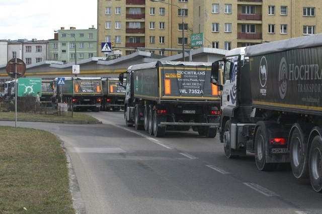 Kolumna ciężarówek Hochtrans na ulicy Czarnowskiej.