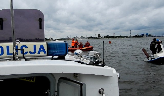 Ratownicy WOPR-u we Włocławku zaprosili policjantów i strażaków do wspólnych ćwiczeń nad Zalewem Włocławskim, związanych z udzielaniem pomocy żeglarzom. Zobaczcie zdjęcia!
