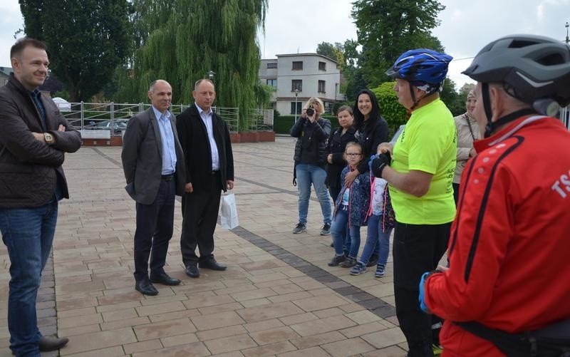 Kęty. Wyruszyli na rowerach na wyprawę dookoła Polski. Przy okazji będą zachęcać do pomocy dla chorej 7-latki [ZDJĘCIA]