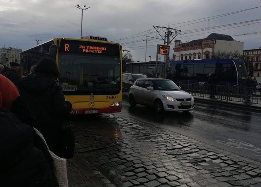 Legnicką tramwaje nie jeżdżą. Wagony wycofują się na światłach awaryjnych