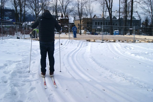 Trasę narciarską na Równi Krupowej w jej górnym odcinku przeciął płot. W piątek nie dało się jej pokonać