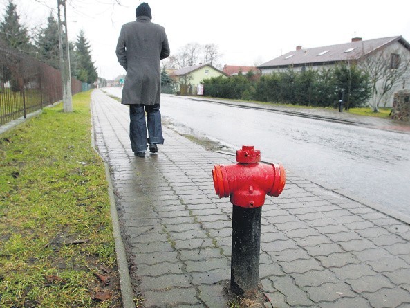 To ten hydrant miał uszkodzić męskość Wiesława K. Urządzenie dokładnie zbadali pracownicy starostwa. Uznali, że sprawa nie leży w kompetencjachpowiatu.