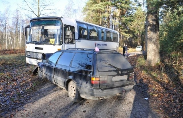 Dwie dziewczynki w wieku 11-lat trafiły do szpitala na obserwację - mówi oficer prasowy KPP w Grajewie. - Miej szczęścia miało dwóch pasażerów oraz kierowca osobówki, którzy z poważnymi obrażeniami ciała trafili do szpitala w Grajewie. Jeden z nich został przetransportowany śmigłowcem do szpitala w Olsztynie.  Szczegóły wypadku wyjaśnia policja.