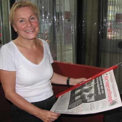 Bascha Mika. Urodziła się w 1954 r. w Polsce, cztery lata później razem z rodziną przesiedlona do RFN. Studiowała germanistykę, filozofię i etnologię. Wykłada dziennikarstwo, ma profesurę gościnną na Uniwersytecie Sztuk Pięknych w Berlinie. Od 1998 r. naczelna "Taz&#8221; - gazety określanej mianem "lewicowej&#8221;, związanej z antyglobalistami.