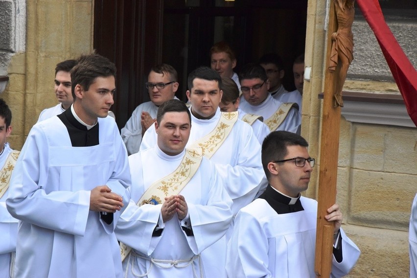 Premier Beata Szydło z mężem przyjechała na święcenia...