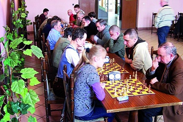 Przy szachownicach zasiadło kilkudziesięciu zawodników