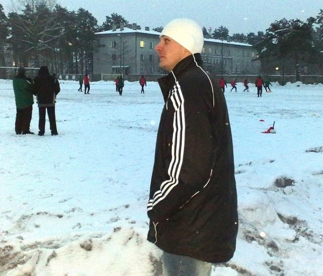 Bramkarz "Stalówki", Tomasz Wietecha, tylko z boku przyglądał się trenującym kolegom z zespołu.