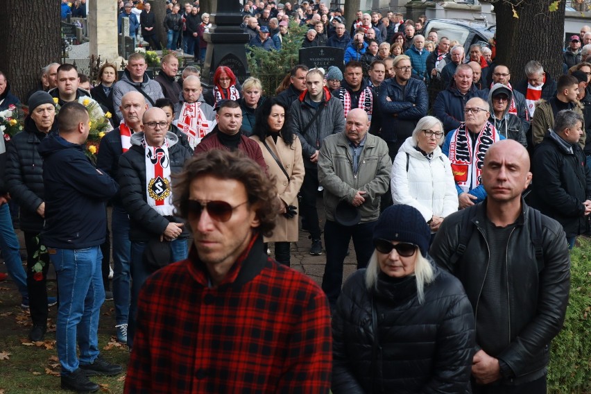 Pogrzeb Igora Sypniewskiego. "Byłem piłkarzem, dobrym  piłkarzem..." Na cmentarzu zapłonęły race