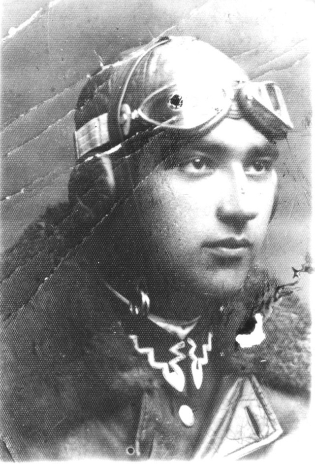 Wiktor Liwerski. Po powrocie z 5 pułku lotniczego został instruktorem szybowcowym na Pietraszach (1936-1939). Po wojnie kierownik Oddziału Lotnictwa Cywilnego na Krywlanach (1946-1952) i pierwszy kierownik Aeroklubu Białostockiego.