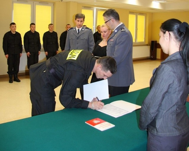 Rafał Batkowski (drugi z lewej) życzył nowym funkcjonariuszom zadowolenia z pracy.