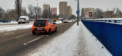 Atak zimy w Szczecinie i kłopoty z komunikacją miejską. Ciężarówki utknęły na A6  