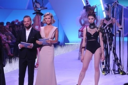 Joanna Krupa topless pokazuje swój największy atut